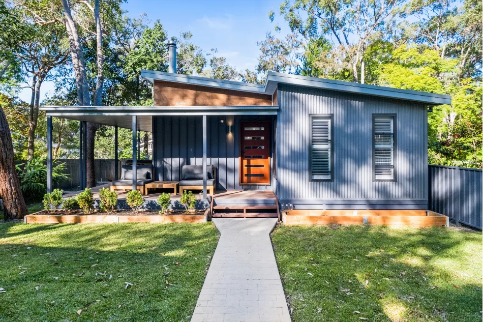 modern-house-with-outdoor-seating