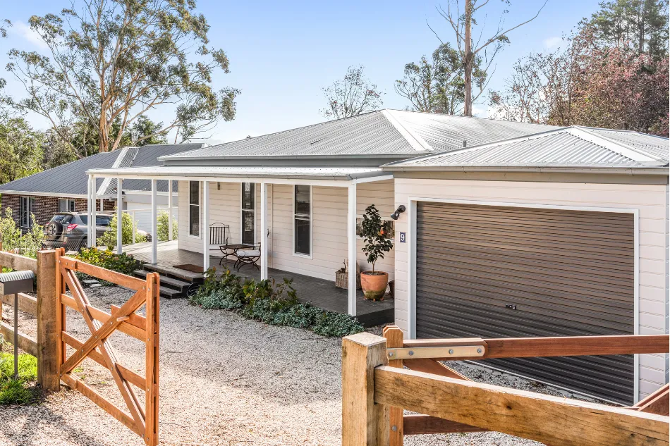 rural-house-garage-driveway
